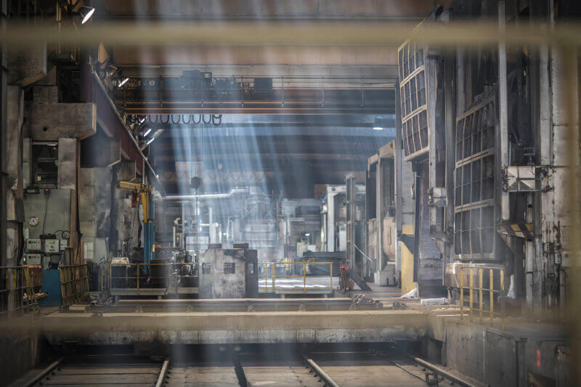 Eine Werkshalle mit vielen, großen Maschinen für diverse Prozesse in der Gussfertigung