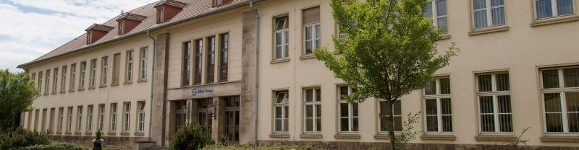 Die frontale Fassade mit Eingang des Hauptgebäudes in Silbitz