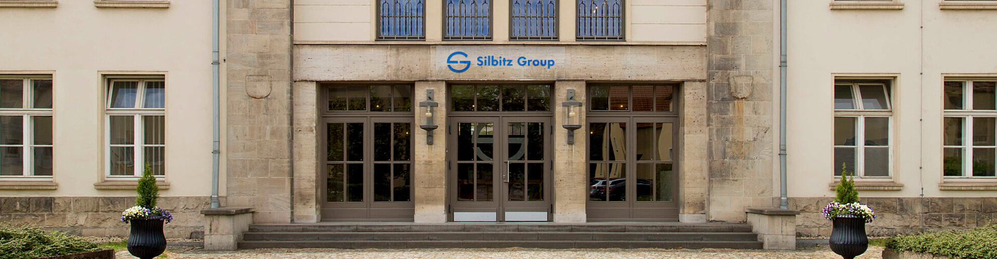 Eingang und Fassade des Hauptgebäudes der Silbitz Group