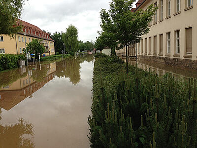 Die im Jahr 2013 überflutete Werkszufahrt in Silbitz