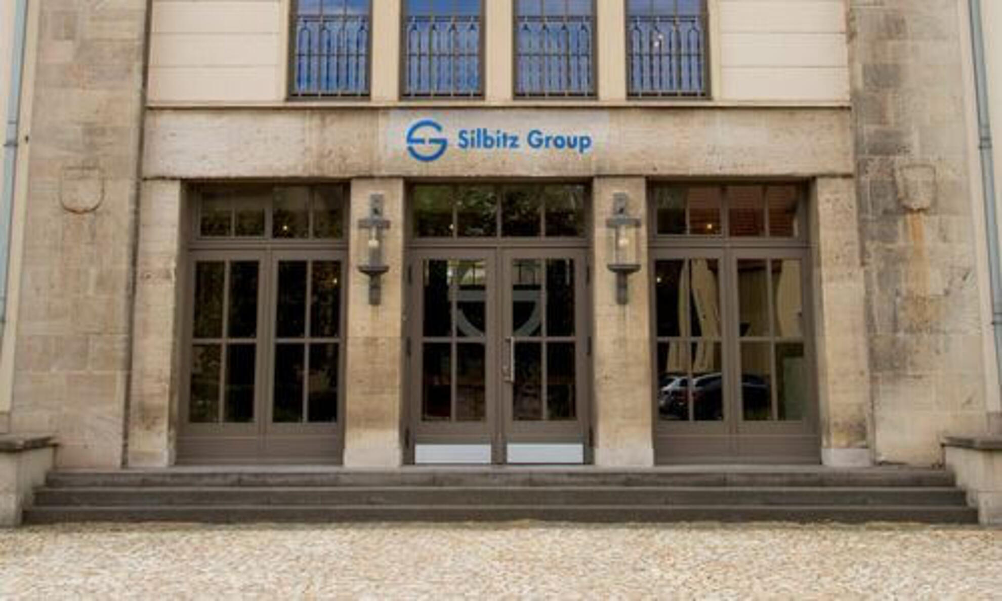 Die Eingangstüren zum Hauptgebäude der Silbitz Group