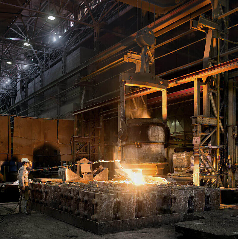 Ein Angestellter beaufsichtigt den Gussprozess in einer der Fertigungshallen.