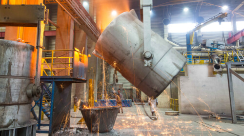 Eine große Menge an geschmolzenem Eisen wird für den Gussprozess vorbereitet.