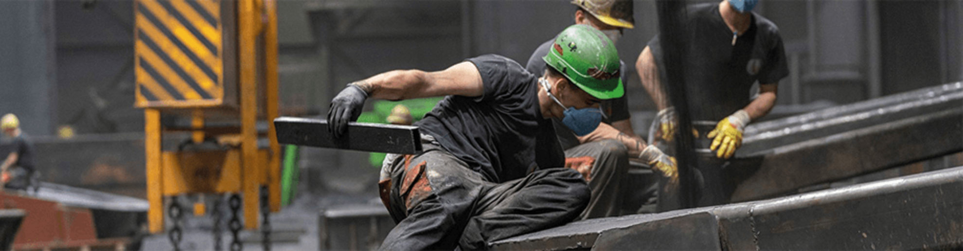 Silbitz Group Standort Torgelow Mitarbeiter der Silbitz Group arbeiten zusammen an einer schweren Maschine
