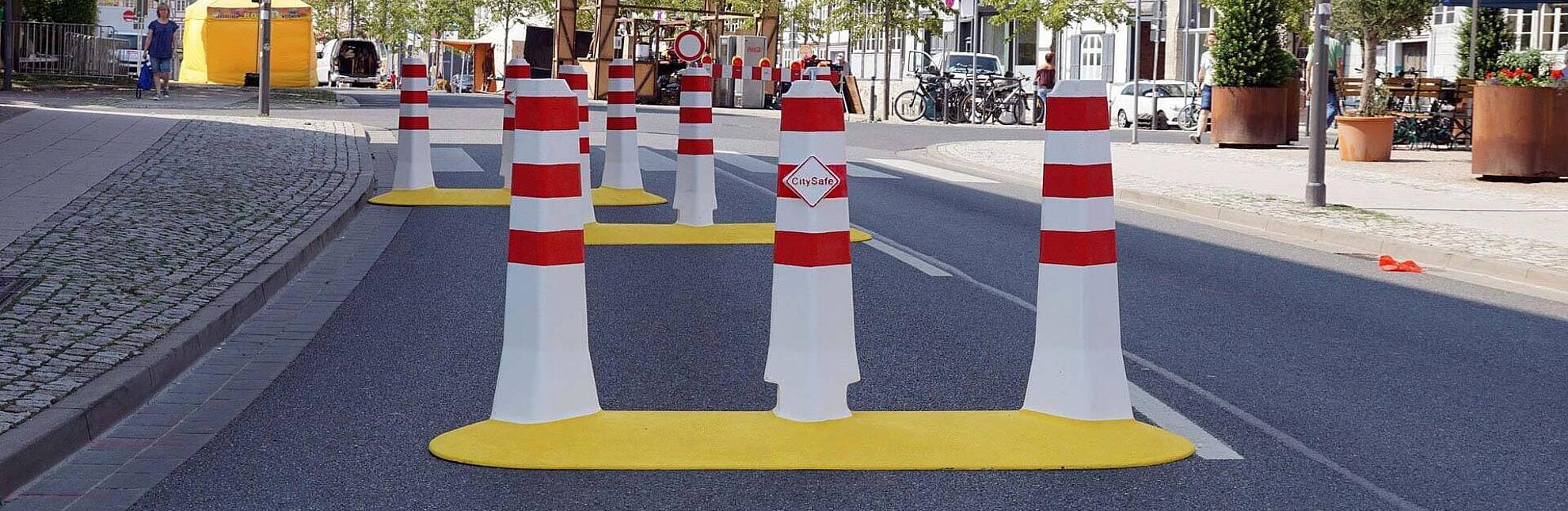 Silbitz Group CitySafe Barrieren Eine Straße die mit mehreren Fahrzeug Barrieren von CitySafe abgesperrt ist.