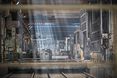Eine Werkshalle mit vielen, großen Maschinen für diverse Prozesse in der Gussfertigung