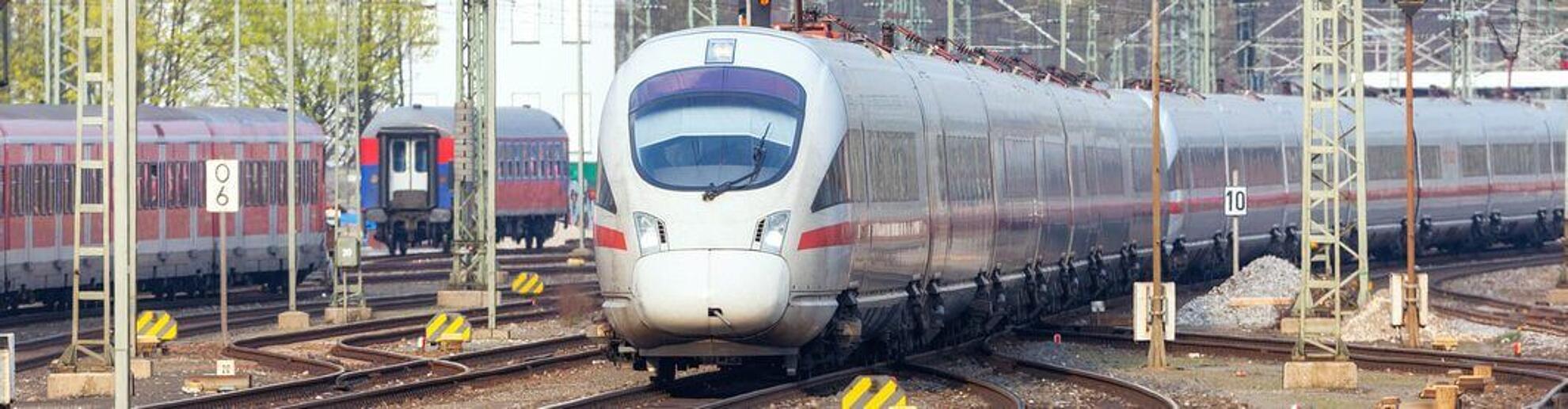 Silbitz Group Bahntechnik Zug Ein IC Zug fährt entlang den Gleisen.