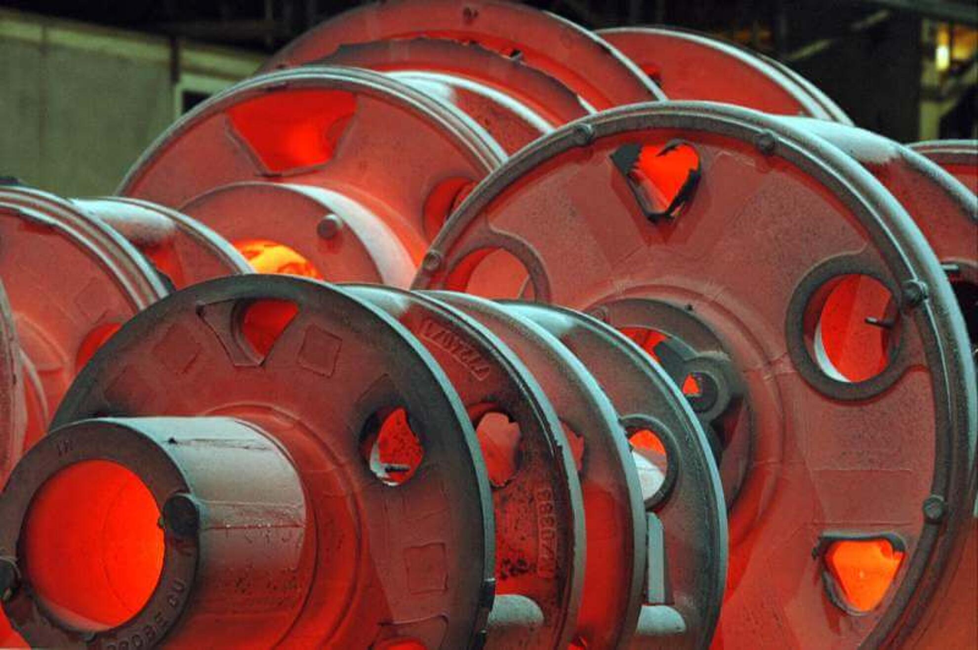 Silbitz Group Gießerei Technologien Mehrere glühende, frisch gegossene Bauteile