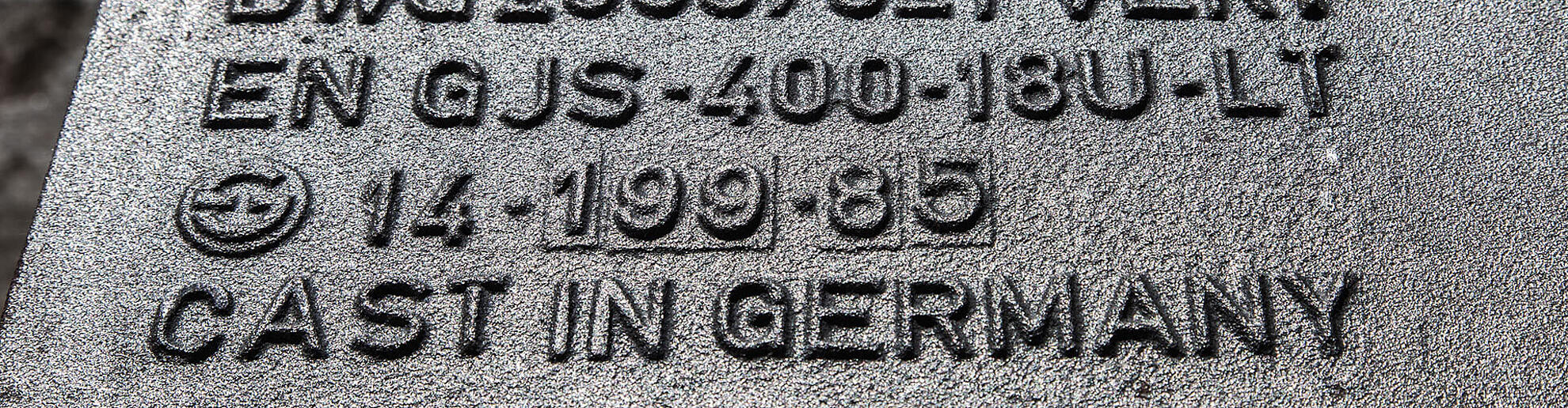 Gravurdetails auf einem Stück Gussstahl.