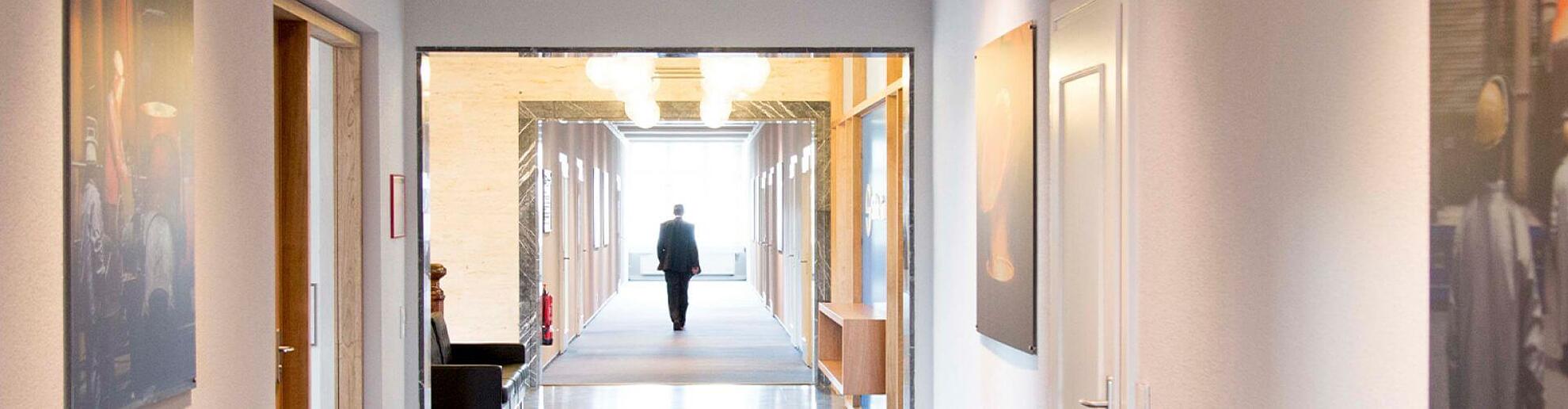 Silbitz Group Zertifizierungen Ein langer Flur im Gebäude der Silbitz Group.