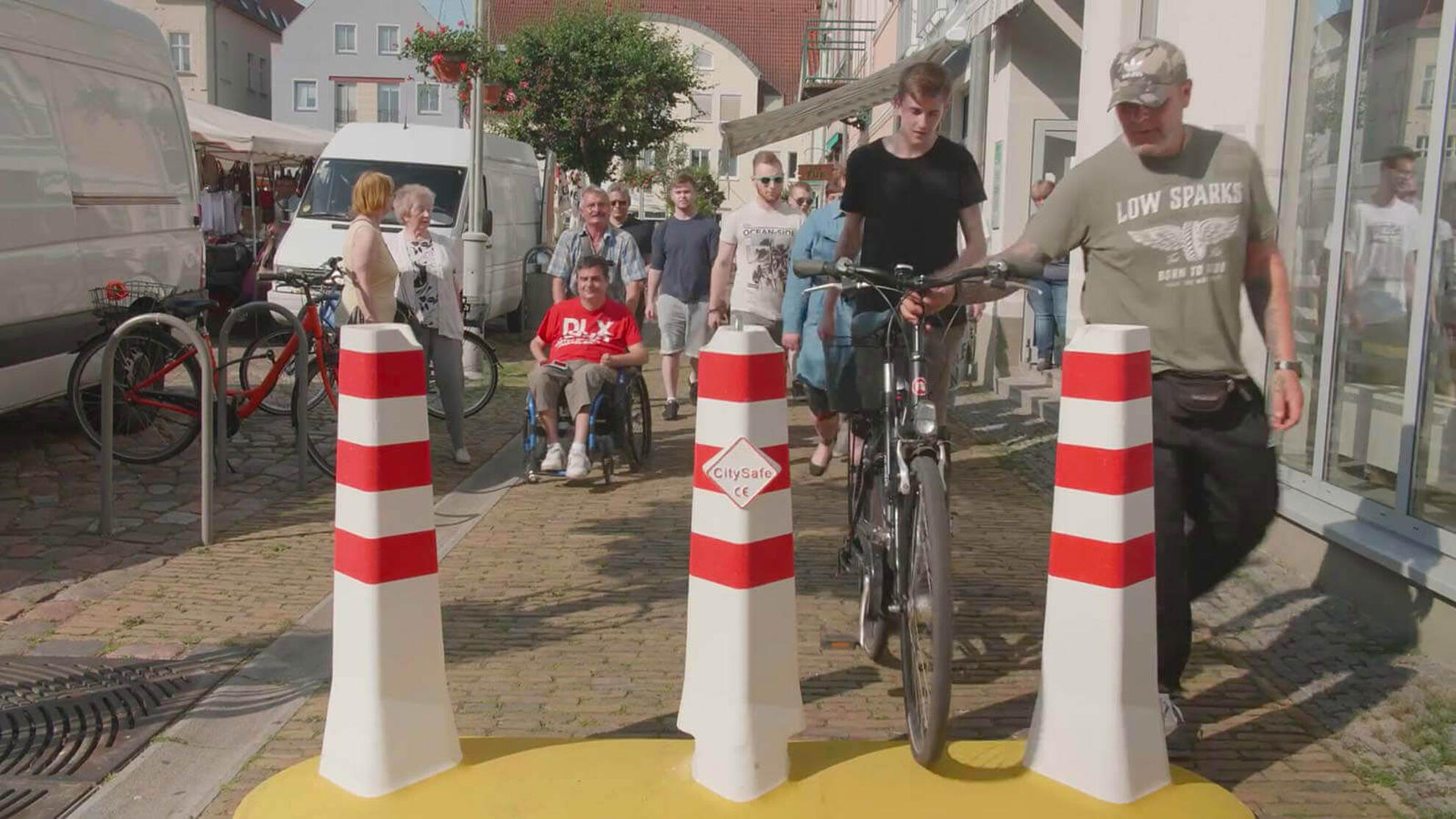 Fußgänger und Radfahrer passieren die CitySafe Barriere ohne Probleme.